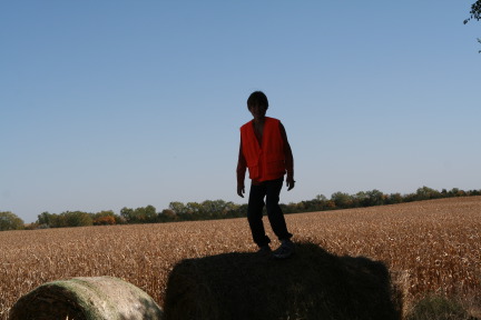 2011-10-01-SD-Hunting-36-Chance-Haybale.JPG