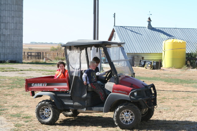 2011/10(October)/South-Dakota-SD/1-Mt-Vernon/Day-2-Hunting/640x480_2011-10-02-SD-Hunting-45-Dax-Hunter-Chance-4wheeler.JPG