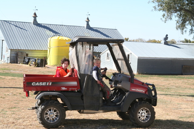 2011/10(October)/South-Dakota-SD/1-Mt-Vernon/Day-2-Hunting/640x480_2011-10-02-SD-Hunting-45-Dax-Hunter-Chance-6wheeler.JPG