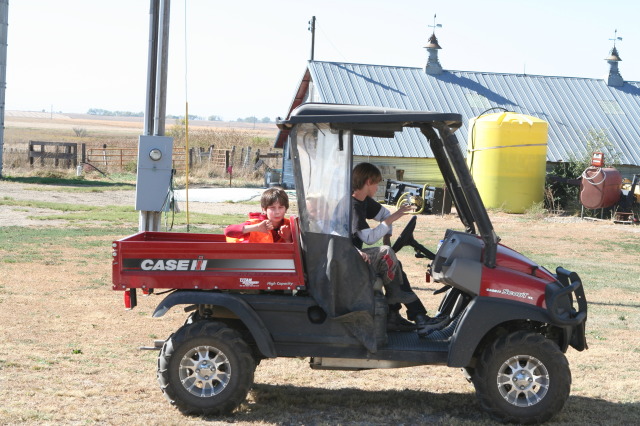 2011/10(October)/South-Dakota-SD/1-Mt-Vernon/Day-2-Hunting/640x480_2011-10-02-SD-Hunting-45-Dax-Hunter-Chance-7wheeler.JPG