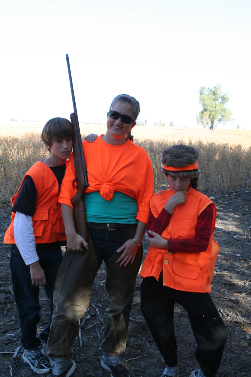 2011/10(October)/South-Dakota-SD/1-Mt-Vernon/Day-2-Hunting/800x600_2011-10-02-SD-Hunting-31-Suzi-Dax-Chance.JPG