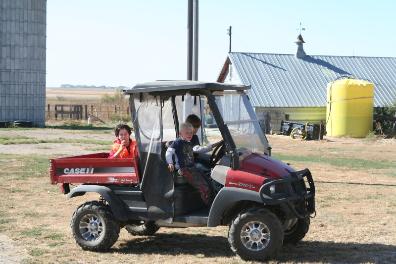 2011/10(October)/South-Dakota-SD/1-Mt-Vernon/Day-2-Hunting/800x600_2011-10-02-SD-Hunting-45-Dax-Hunter-Chance-4wheeler.JPG