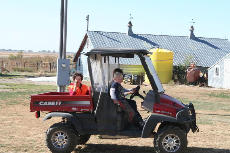 2011/10(October)/South-Dakota-SD/1-Mt-Vernon/Day-2-Hunting/800x600_2011-10-02-SD-Hunting-45-Dax-Hunter-Chance-5wheeler.JPG
