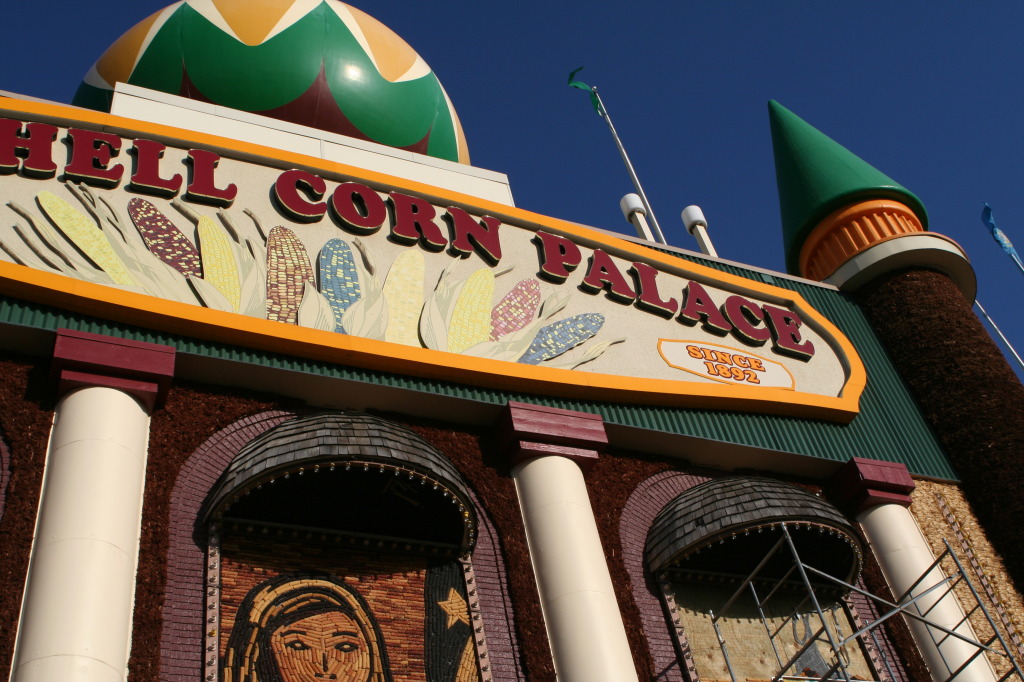 2011/10(October)/South-Dakota-SD/1-Mt-Vernon/Day-4-Pumpkins-Corn-Palace/1024x768_2011-10-04-SD-13-Corn-Palace.JPG