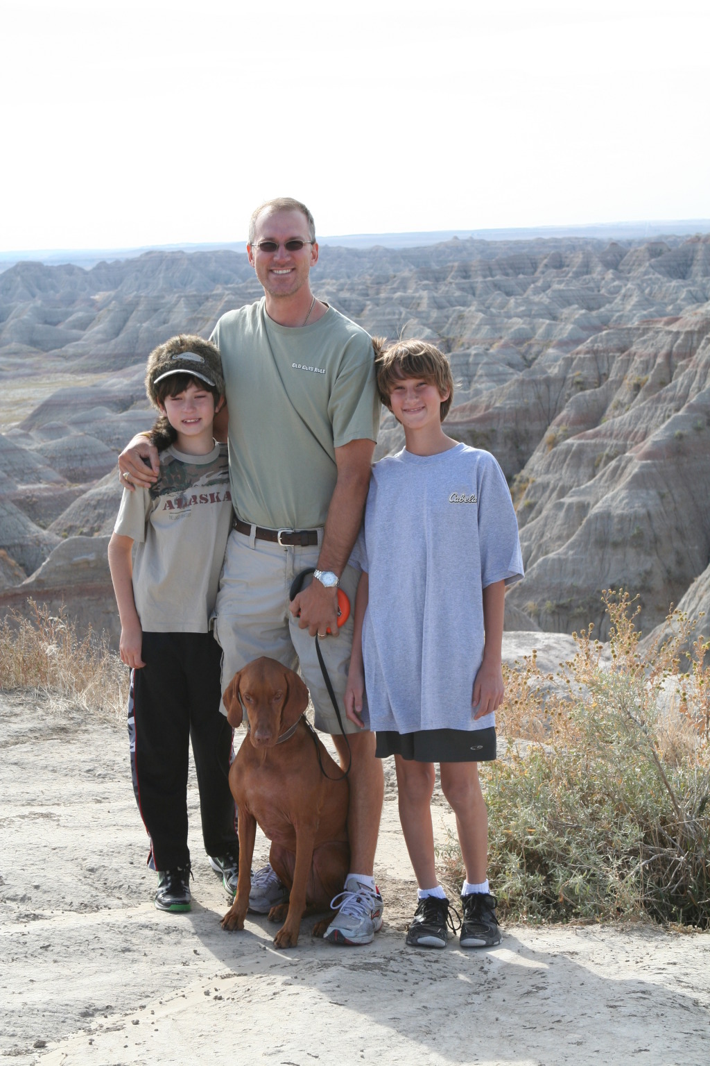 2011/10(October)/South-Dakota-SD/2-Badlands/1024x768_2011-10-05-SD-Badlands-04-Dax-Travis-Bevo-Chance.JPG