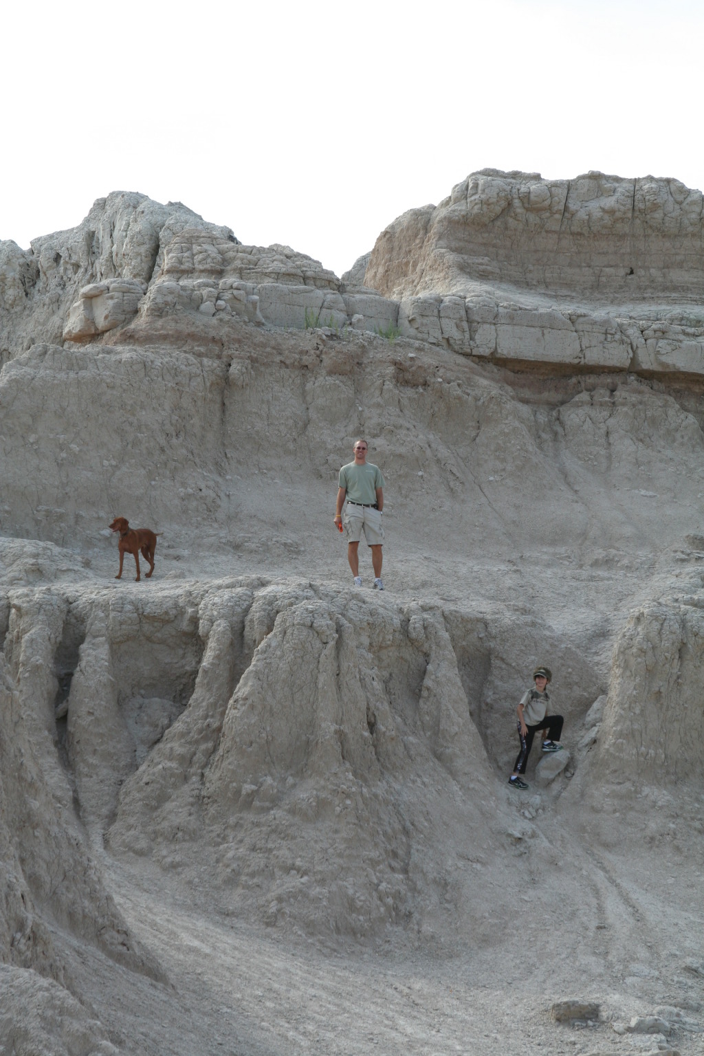 2011/10(October)/South-Dakota-SD/2-Badlands/1024x768_2011-10-05-SD-Badlands-45-Bevo-Travis-Dax.JPG