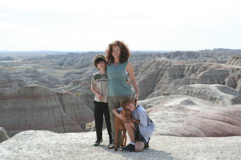 2011/10(October)/South-Dakota-SD/2-Badlands/800x600_2011-10-05-SD-Badlands-14-Dax-Suzi-Chance-Bevo.JPG