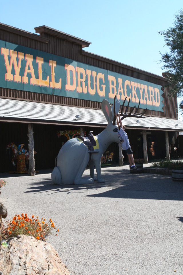 2011/10(October)/South-Dakota-SD/3-Wall-Drug/640x480_2011-10-05-SD-Wall-Drug-09-Chance.JPG
