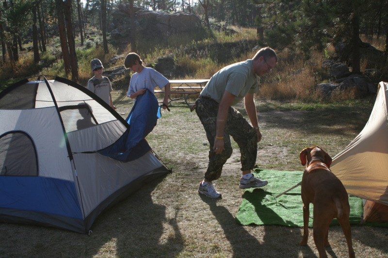 2011/10(October)/South-Dakota-SD/4-Camping-Crazy-Horse/800x600_2011-11-05-SD-06-Camping-Dax-Chance-Travis.JPG
