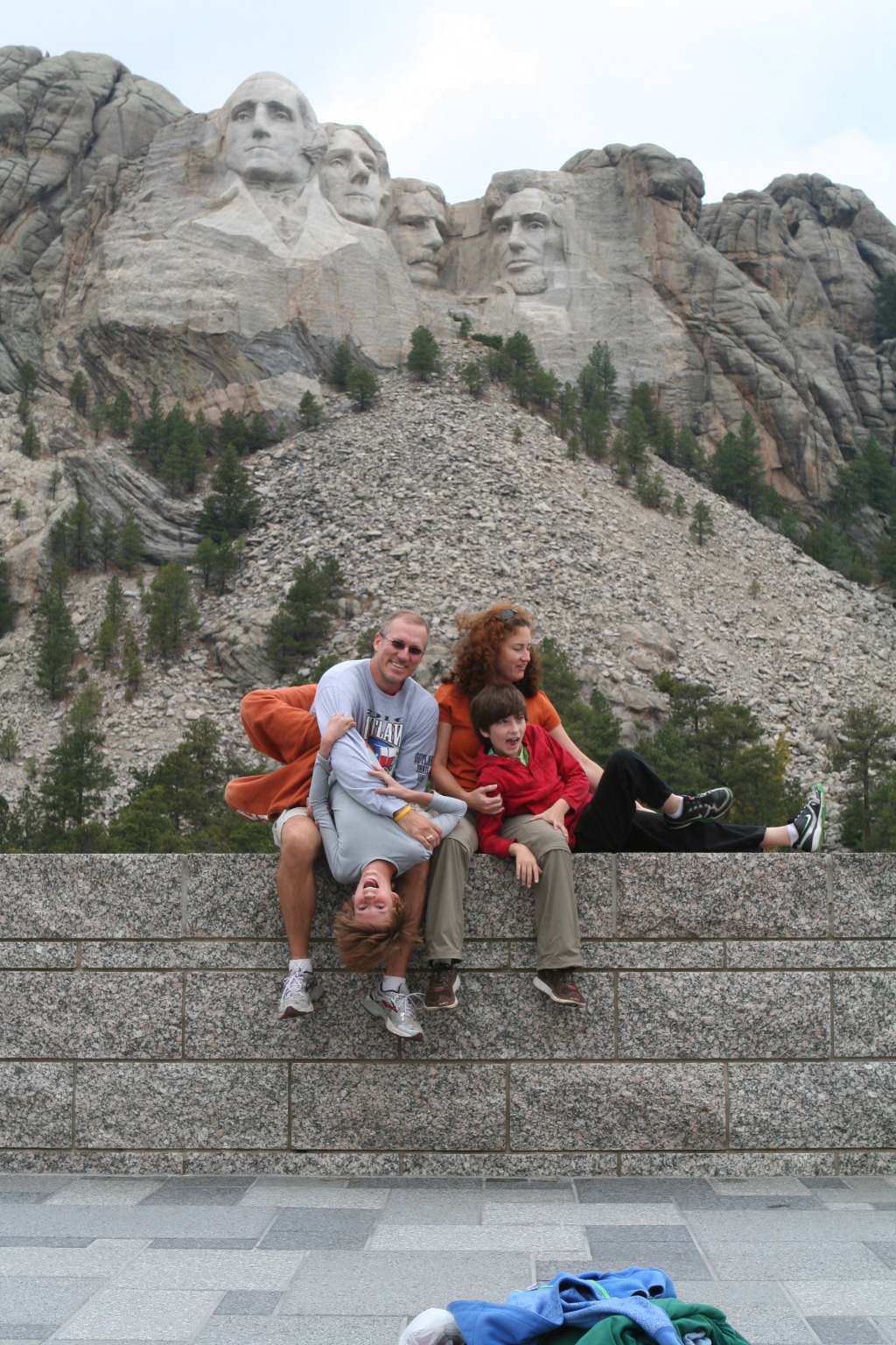 2011/10(October)/South-Dakota-SD/6-Mt-Rushmore/1024x768_2011-10-06-SD-Mt-Rushmore-26-Chance-Travis-Suzi-Dax.JPG