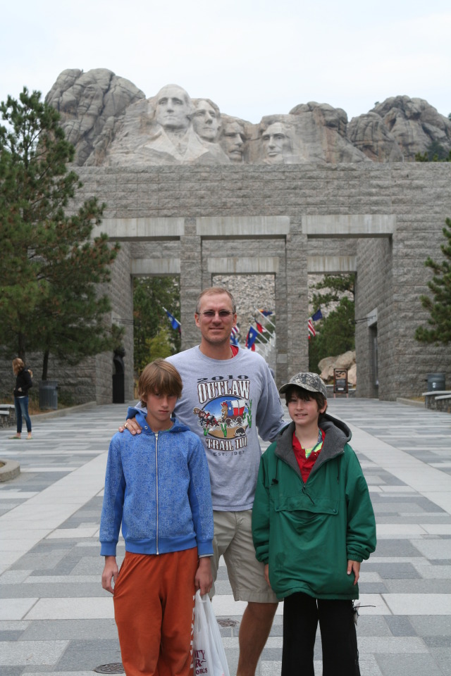 2011/10(October)/South-Dakota-SD/6-Mt-Rushmore/640x480_2011-10-06-SD-Mt-Rushmore-10-Chance-Travis-Dax.JPG