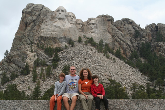 2011/10(October)/South-Dakota-SD/6-Mt-Rushmore/640x480_2011-10-06-SD-Mt-Rushmore-24-Chance-Travis-Suzi-Dax.JPG