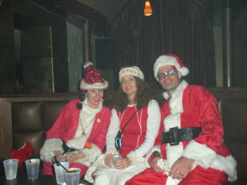 2011/12(December)/Santa-Rampage/800x600_2012-12-09-Santa-Rampage-4-Chris-Vanessa-Suzi.JPG