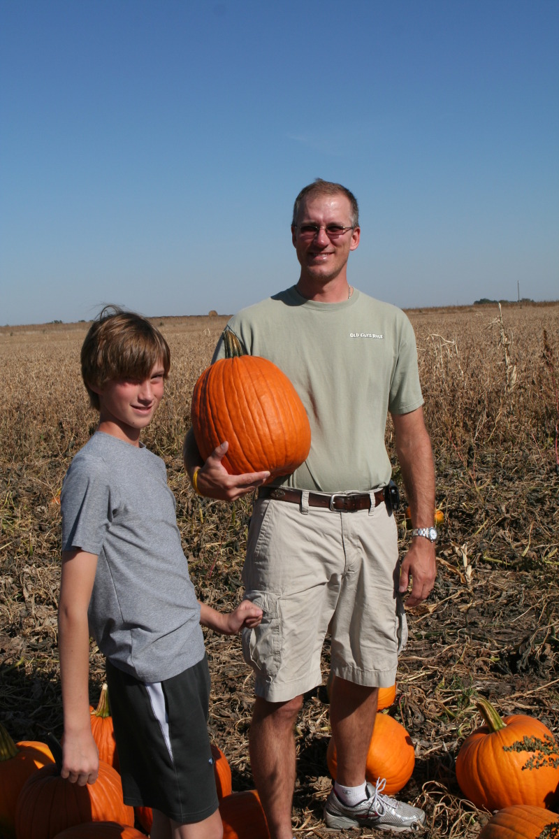 2011/BEST-OF/800x600_2011-10-04-SD-02-Pumpkin-Patch-Chance-Travis-GOOD.JPG