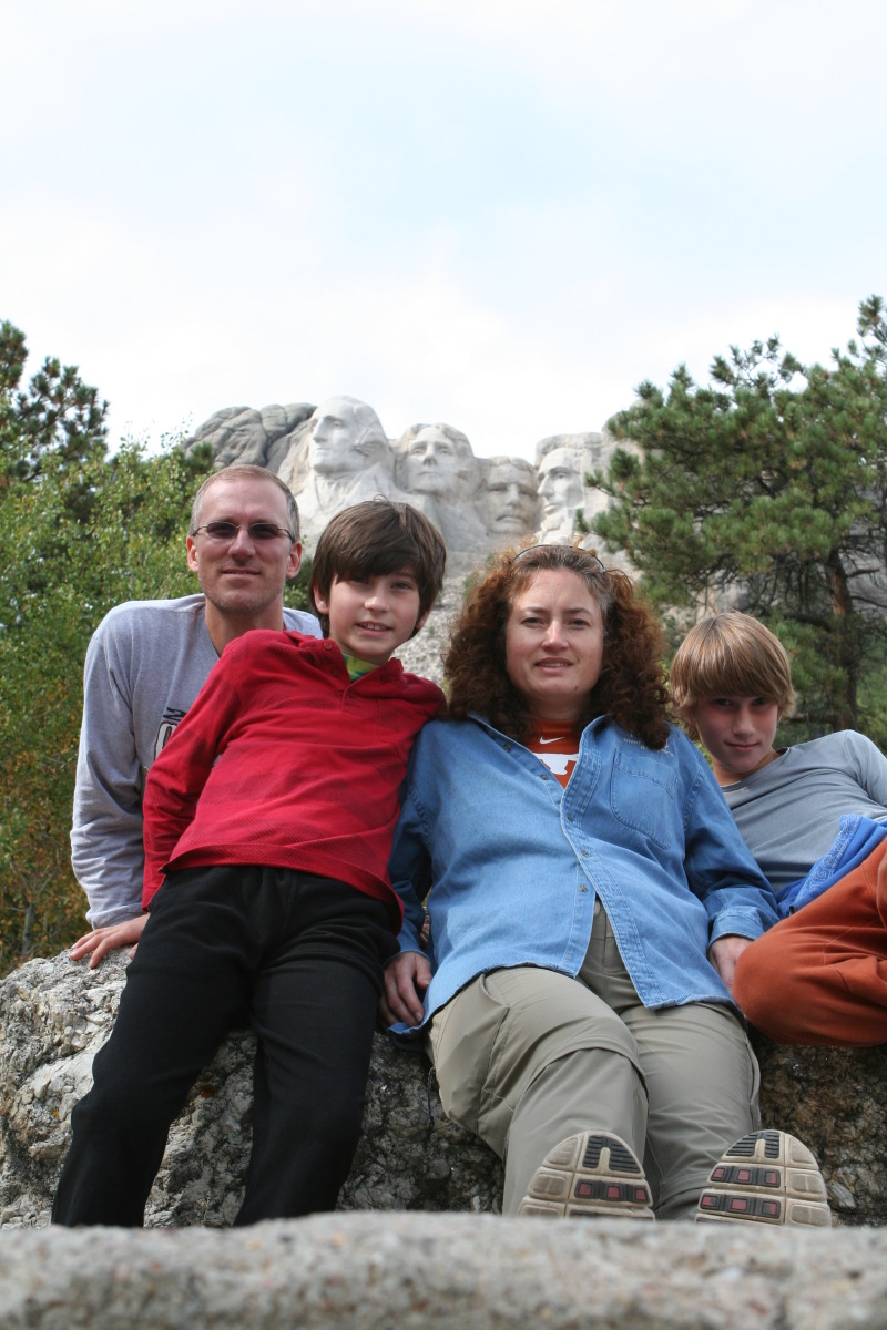 2011/BEST-OF/800x600_2011-10-06-SD-Mt-Rushmore-68-Travis-Dax-Suzi-Chance-GOOD.JPG