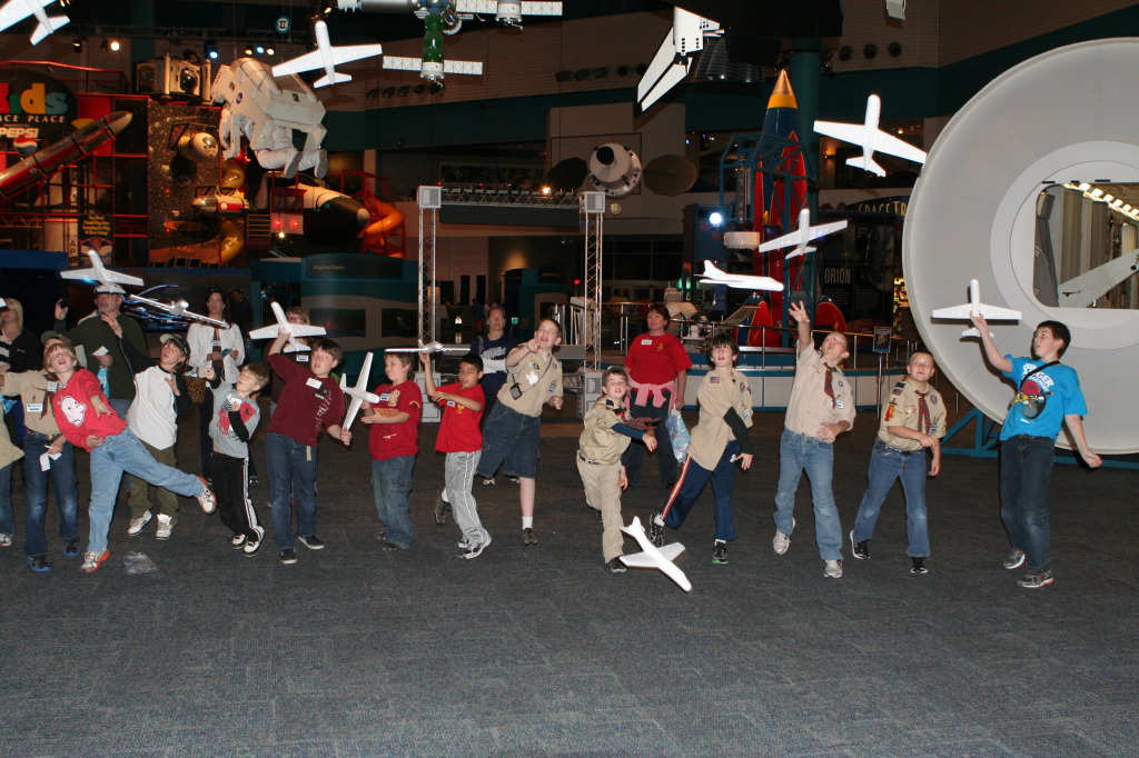 2012/03(March)/Pack409-NASA/1024x768_2012-03-03-Pack409-NASA-09-Dax-Case-airplanes.JPG