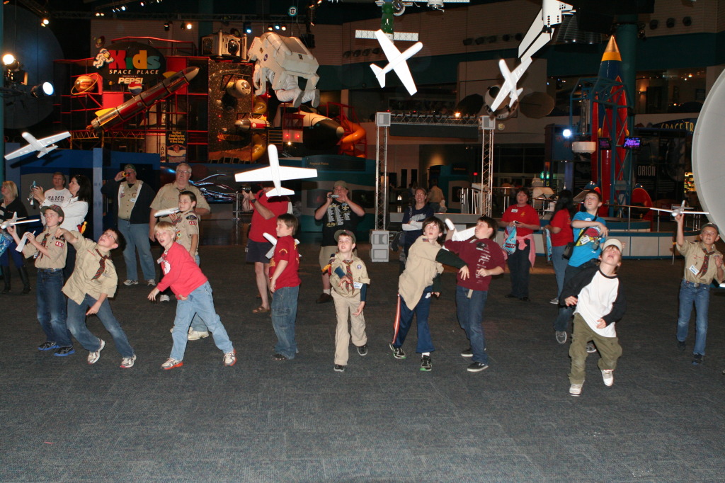 2012/03(March)/Pack409-NASA/1024x768_2012-03-03-Pack409-NASA-13-Dax-Case-airplanes.JPG