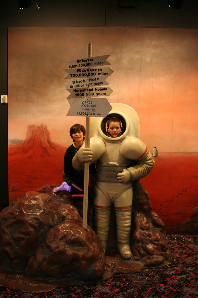 2012/03(March)/Pack409-NASA/800x600_2012-03-03-Pack409-NASA-23-Dax-Case.JPG