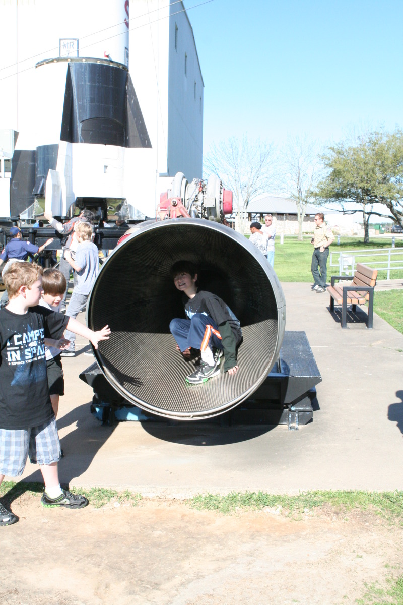 2012/03(March)/Pack409-NASA/800x600_2012-03-04-Pack409-NASA-09-Dax.JPG