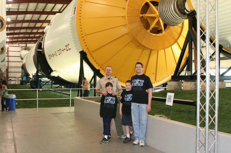 2012/03(March)/Pack409-NASA/800x600_2012-03-04-Pack409-NASA-20-Travis-Dax-Case-Matt.JPG