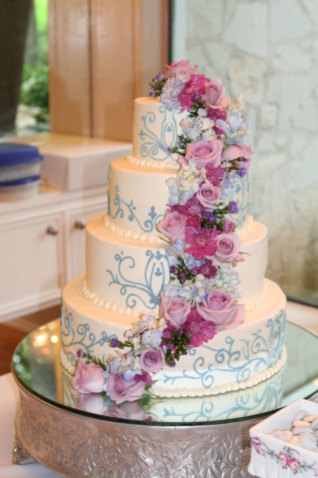 2012/04(April)/Briana-Seeley-Trey-Chapman-Wedding/640x480_2012-04-14-Briana-Trey-Chapman-wedding-36-cake.JPG