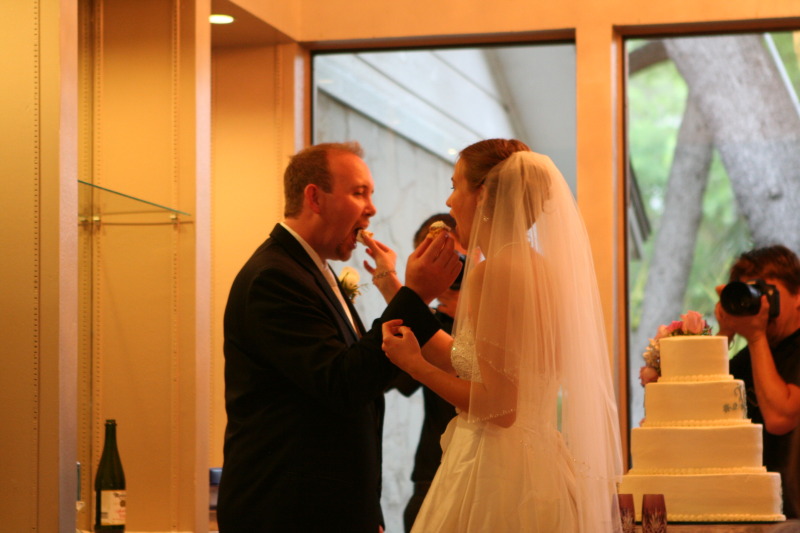 2012/04(April)/Briana-Seeley-Trey-Chapman-Wedding/800x600_2012-04-14-Briana-Trey-Chapman-wedding-41-eatting-cake.JPG
