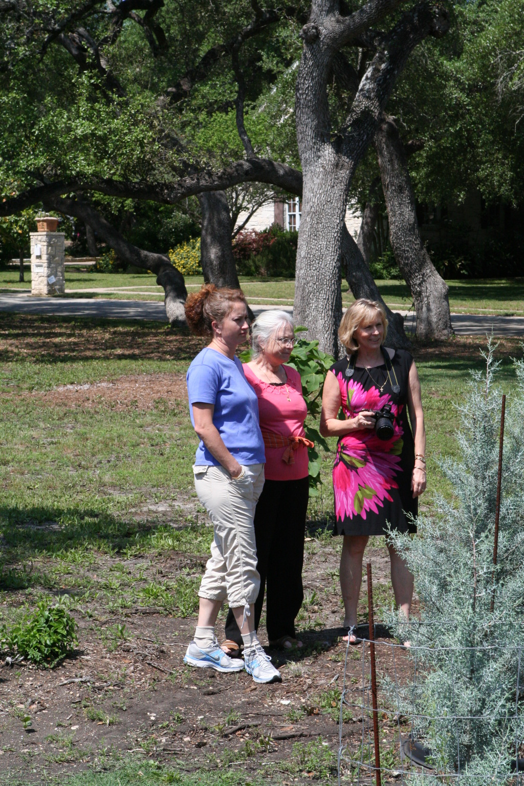 2012-04-08-Easter-24-Susana-Suzi-Janeen.JPG
