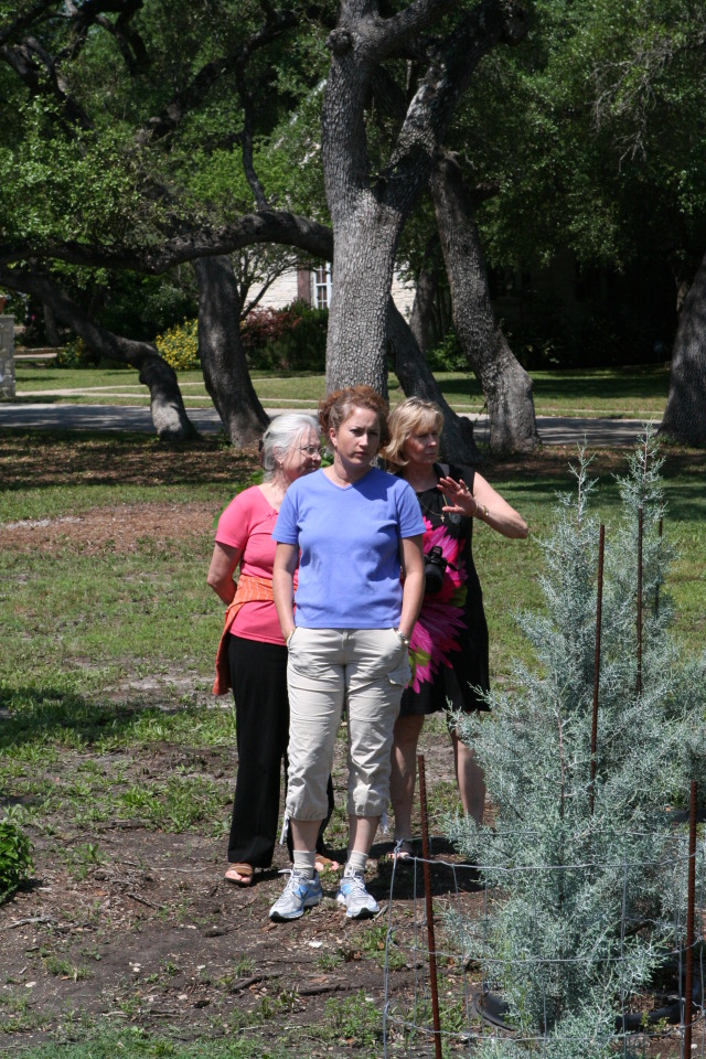 2012-04-08-Easter-23-Susana-Suzi-Janeen.JPG