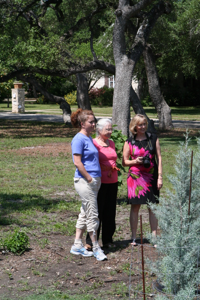2012-04-08-Easter-24-Susana-Suzi-Janeen.JPG