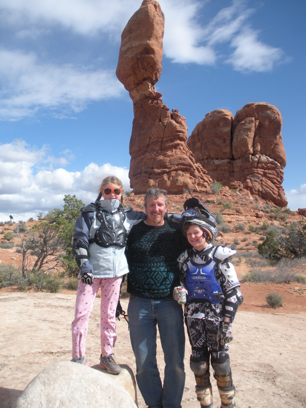 2012/04(April)/Moab/1024x768_2012-04-11-Moab-UT-12-Balanced-Rock-Jayden-Carl-Zach.JPG