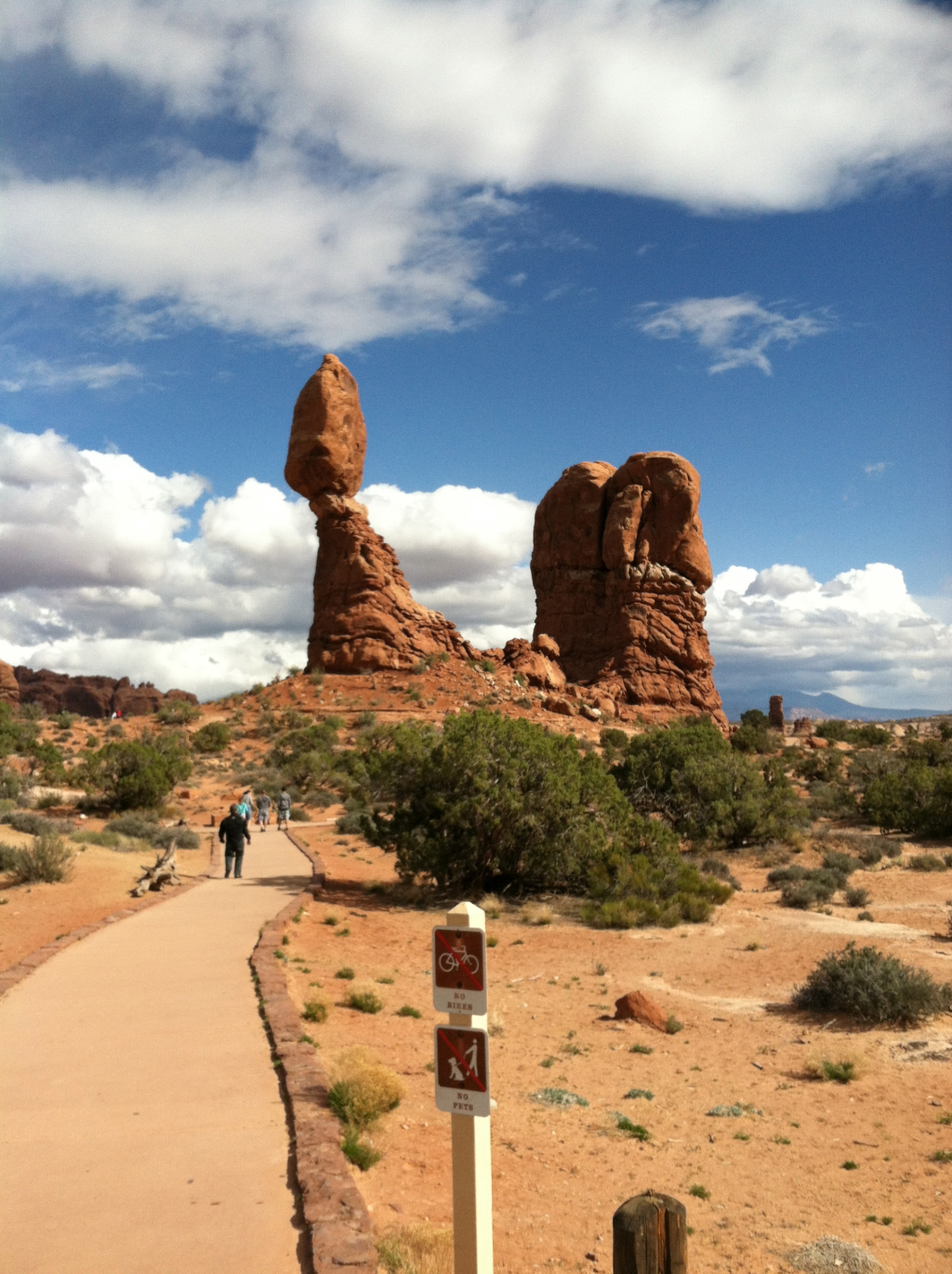 2012-04-Moab-Utah-14-balanced-rock12.jpg