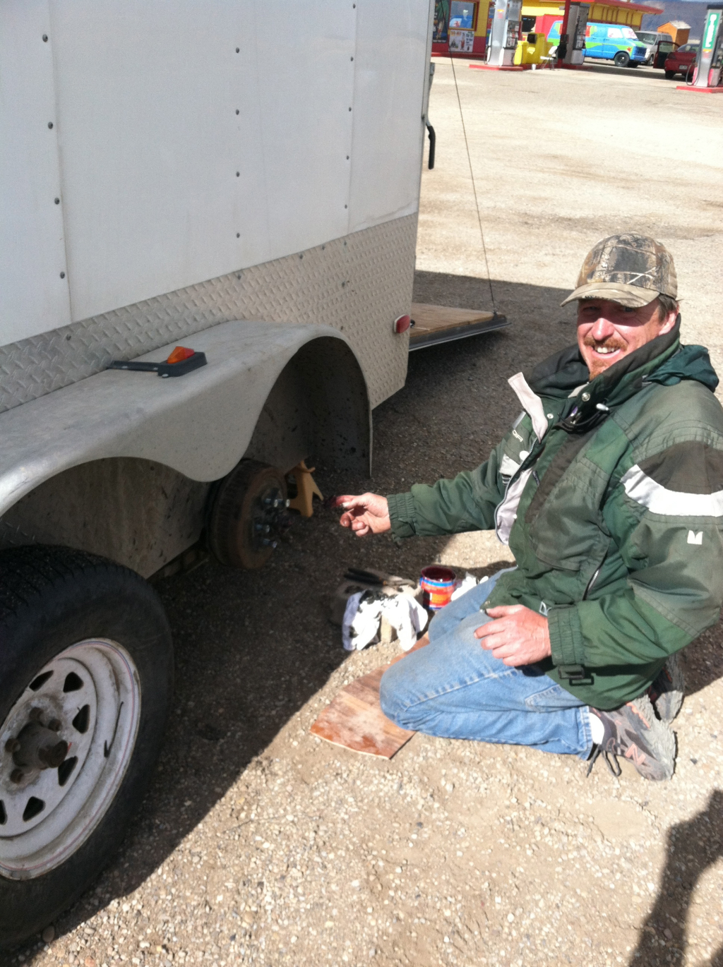 2012/04(April)/Moab/1024x768_2012-04-Moab-Utah-55-Carl-fixing-lug-screws-on-trailer.jpg