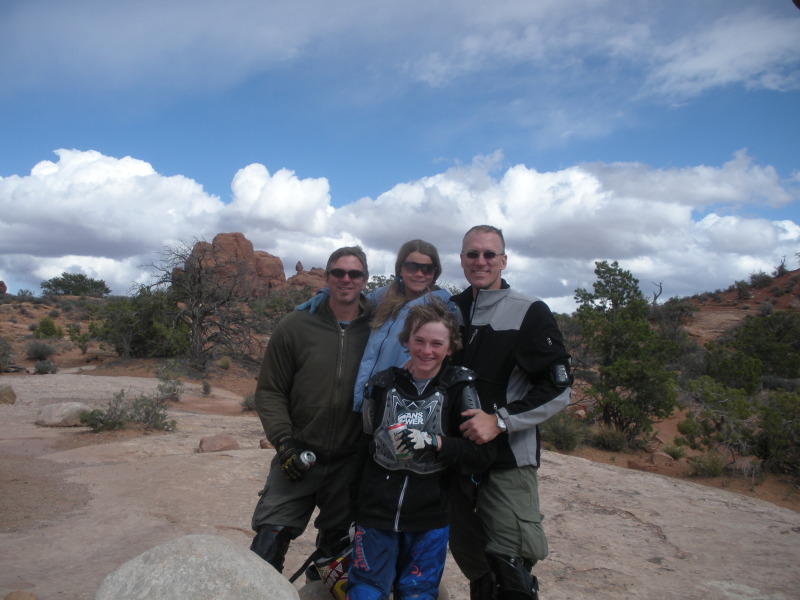 2012/04(April)/Moab/800x600_2012-04-11-Moab-UT-08-Balanced-Rock-Justin-Kyla-Vale-Travis.JPG