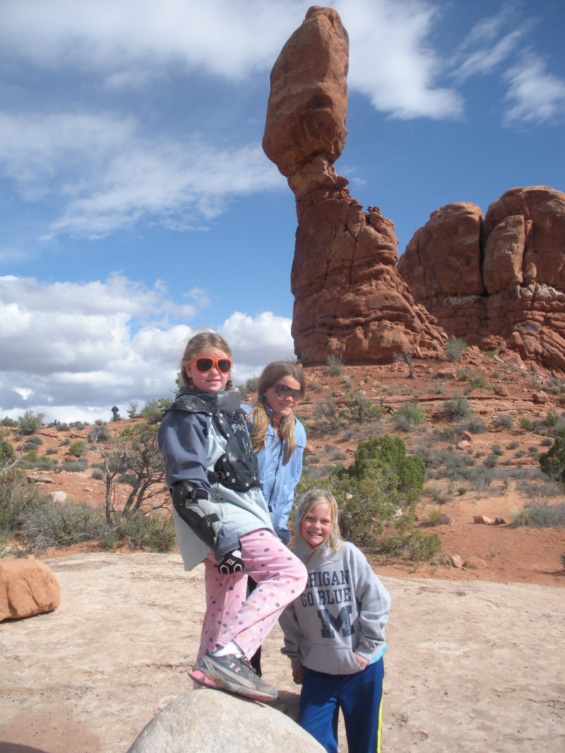 2012-04-11-Moab-UT-11-Balanced-Rock-Jayden-Kyla-Gracie.JPG