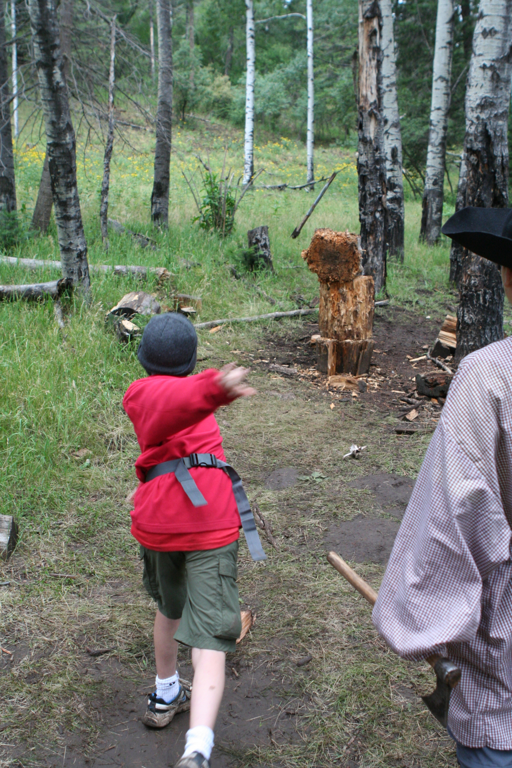2012/07(July)/2012-07-Troop214-Camp-Wehinapay/1024x768_2012-07-Camp-Wehinapay-062-Mountain-Man-tomahawk-Dax.jpg