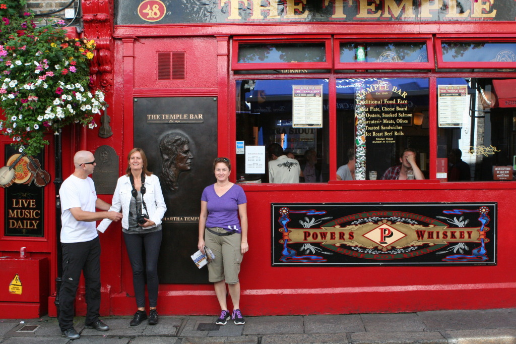 2012/08(August)/Ireland/Day1-Dublin/1024x768_2012-08-10-Ireland-Day1-Dublin-006-Mike-Carla-Suzi.JPG