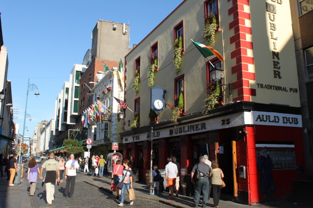 2012/08(August)/Ireland/Day1-Dublin/640x480_2012-08-10-Ireland-Day1-Dublin-202-Suzi-Travis-Mike.JPG