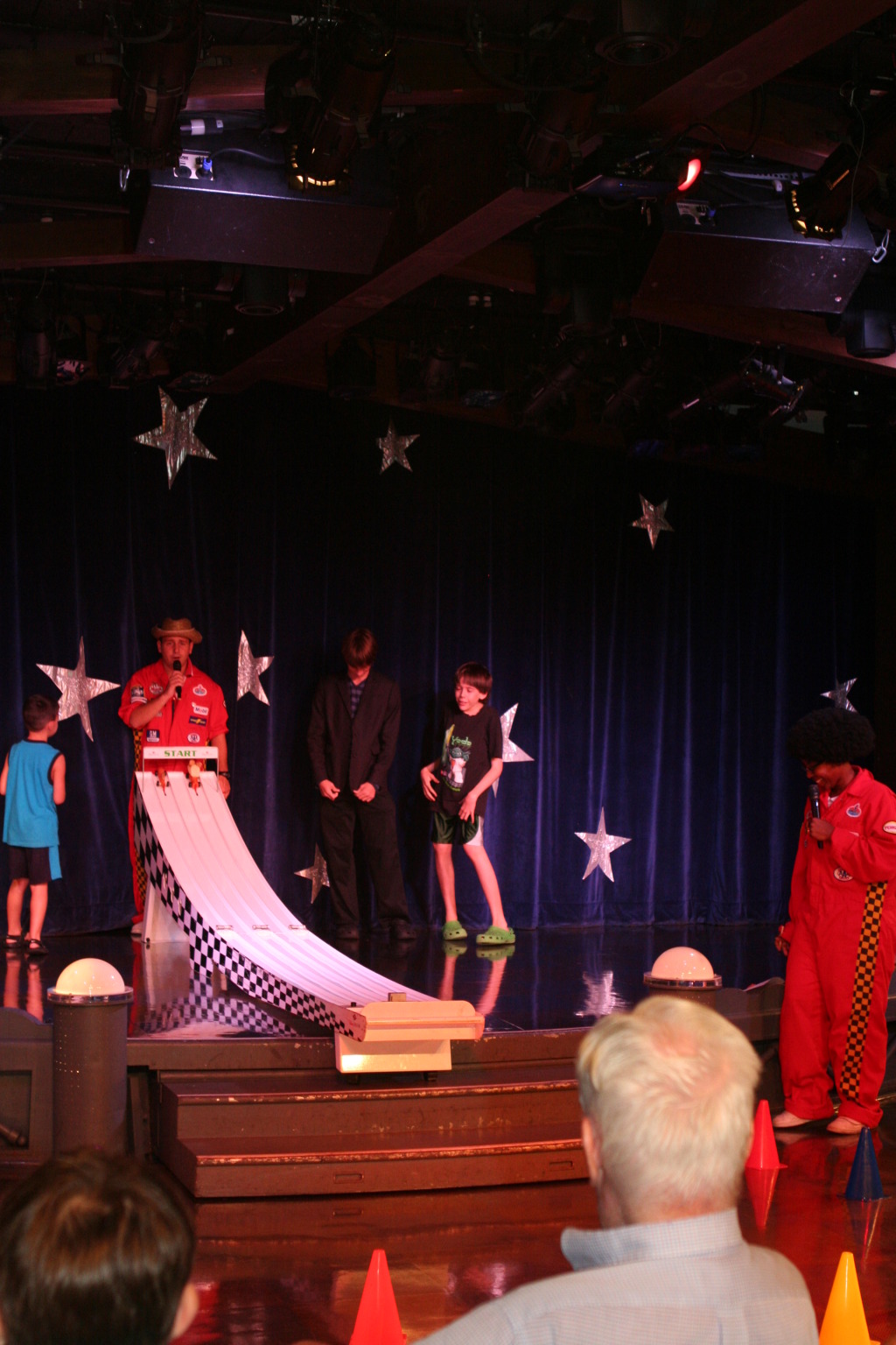 2012/10(October)/2012-10-Disney-Cruise/1024x768_2012-10-01-Disney-Cruise-43-pinewood-derby-Chance-Jack.JPG