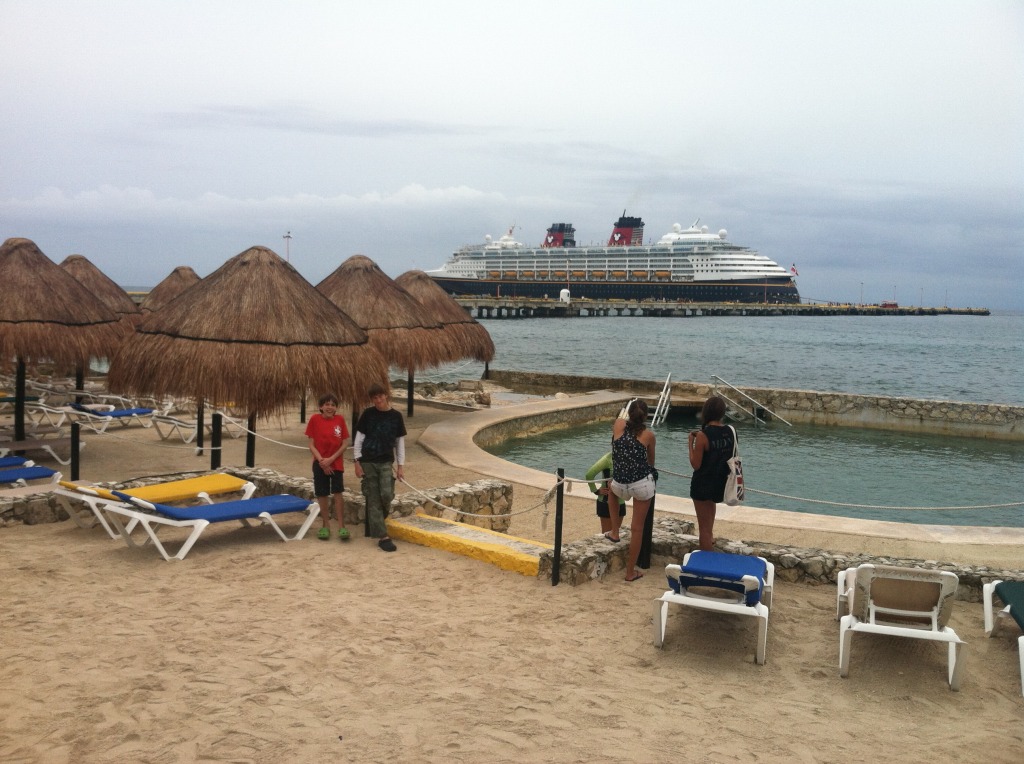2012/10(October)/2012-10-Disney-Cruise/1024x768_2012-10-03-Disney-Cruise-43-Costa-Maya-Jack-Chance.JPG