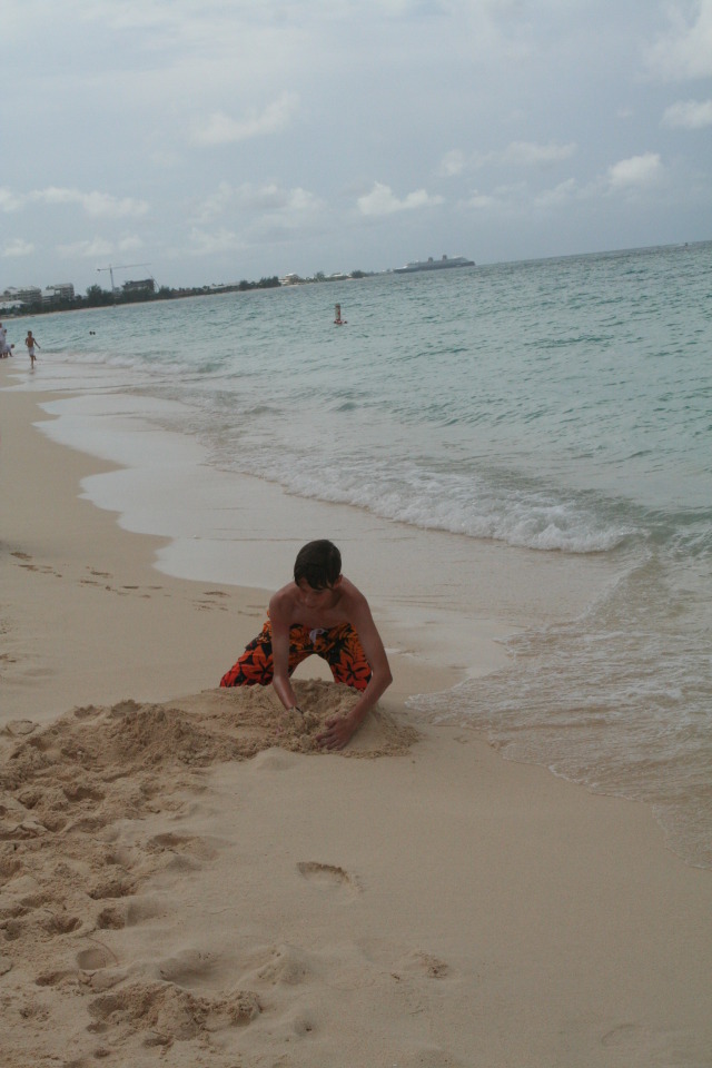 2012/10(October)/2012-10-Disney-Cruise/640x480_2012-10-02-Disney-Cruise-16-beach-Chance.JPG