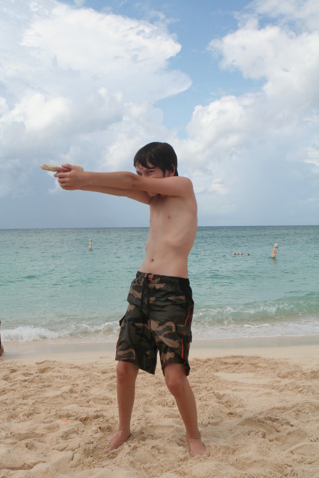 2012/10(October)/2012-10-Disney-Cruise/640x480_2012-10-02-Disney-Cruise-21-beach-Dax.JPG
