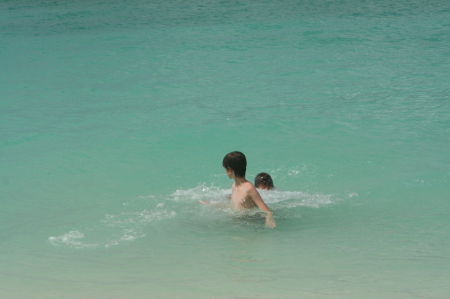 2012/10(October)/2012-10-Disney-Cruise/640x480_2012-10-02-Disney-Cruise-44-beach-Travis-Chance-Dax.JPG