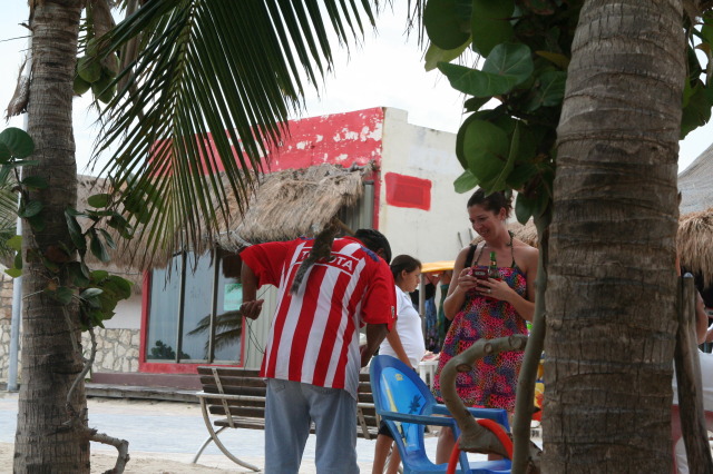 2012/10(October)/2012-10-Disney-Cruise/640x480_2012-10-03-Disney-Cruise-48-Costa-Maya-pet-squirrel.JPG