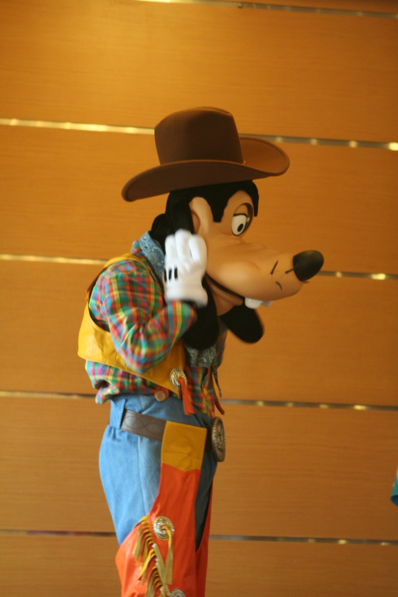 2012/10(October)/2012-10-Disney-Cruise/800x600_2012-09-29-Disney-Cruise-15-Goofy.JPG