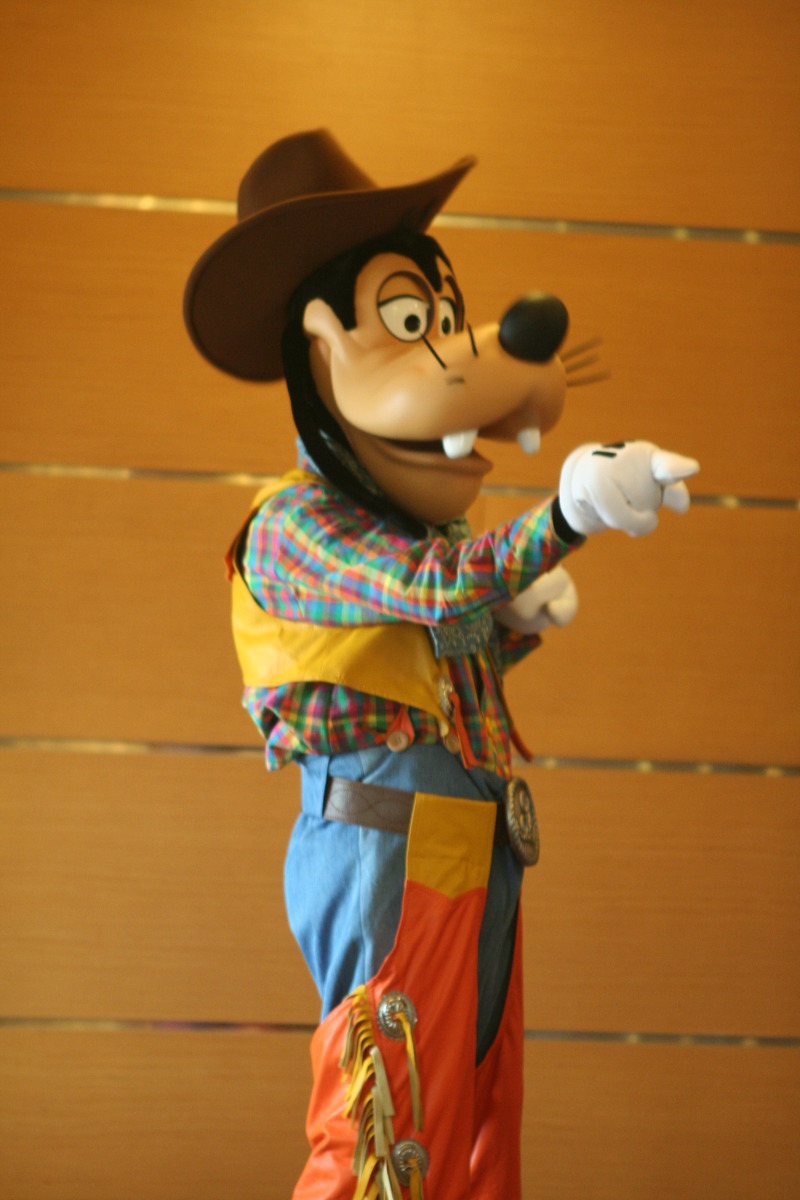 2012/10(October)/2012-10-Disney-Cruise/800x600_2012-09-29-Disney-Cruise-16-Goofy.JPG
