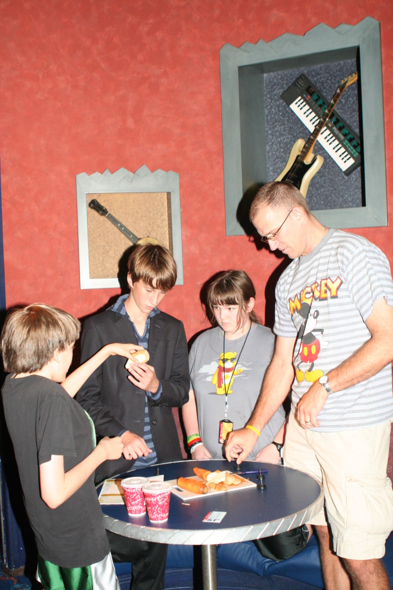 2012/10(October)/2012-10-Disney-Cruise/800x600_2012-10-01-Disney-Cruise-33-Jack-Chance-Emily-Travis.JPG