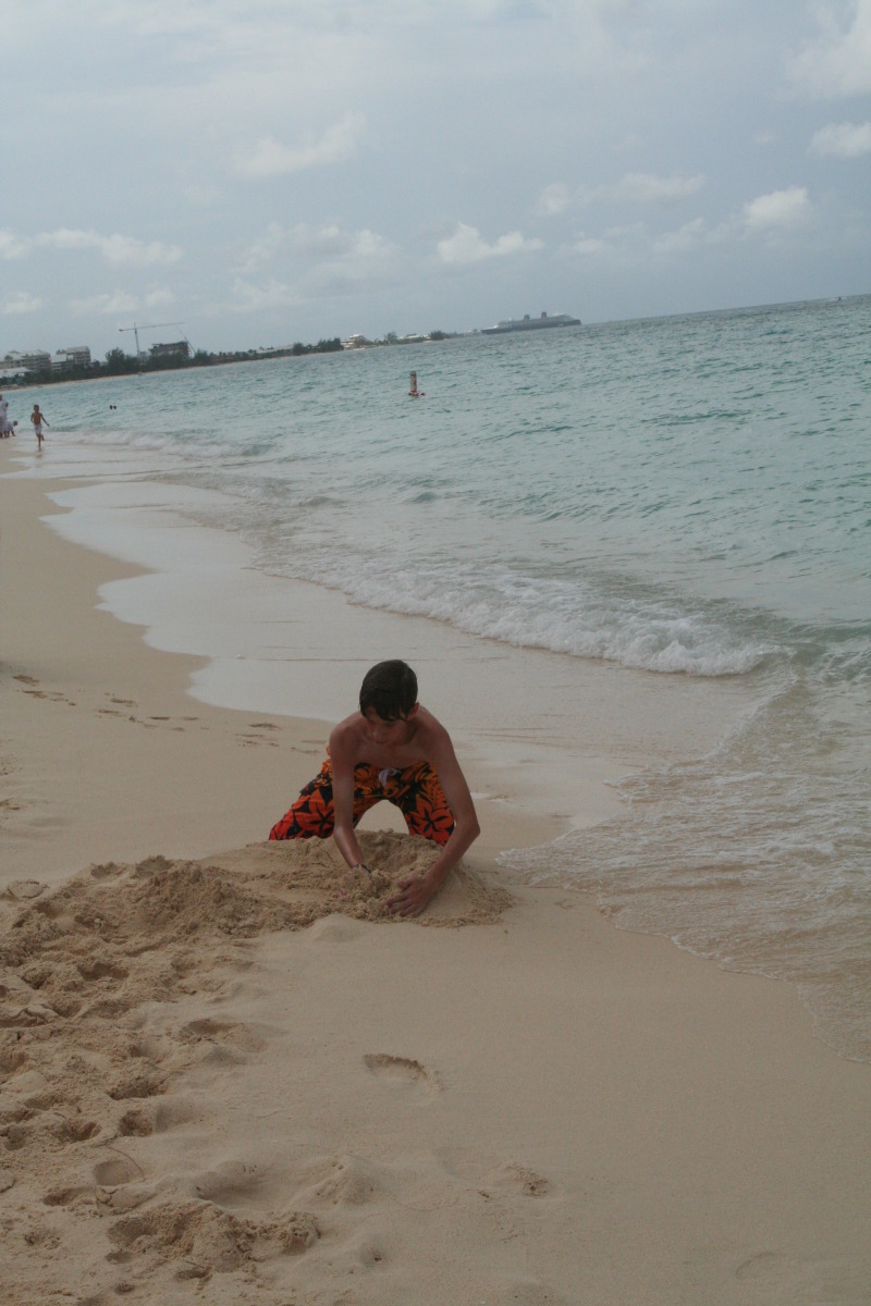 2012/10(October)/2012-10-Disney-Cruise/800x600_2012-10-02-Disney-Cruise-16-beach-Chance.JPG