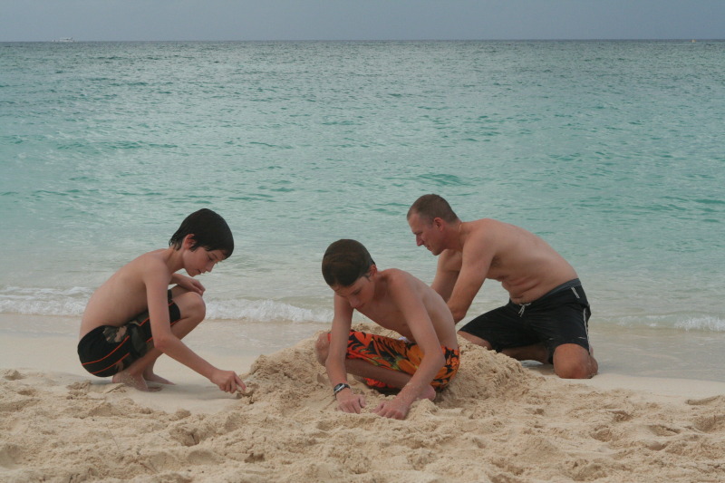 2012/10(October)/2012-10-Disney-Cruise/800x600_2012-10-02-Disney-Cruise-22-beach-Travis-Chance-Dax.JPG