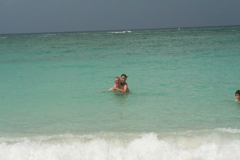 2012/10(October)/2012-10-Disney-Cruise/800x600_2012-10-02-Disney-Cruise-27-beach-Travis-Chance-Dax.JPG