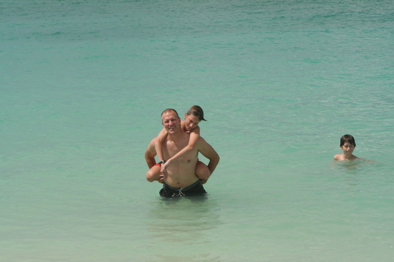 2012/10(October)/2012-10-Disney-Cruise/800x600_2012-10-02-Disney-Cruise-29-beach-Travis-Chance-Dax.JPG